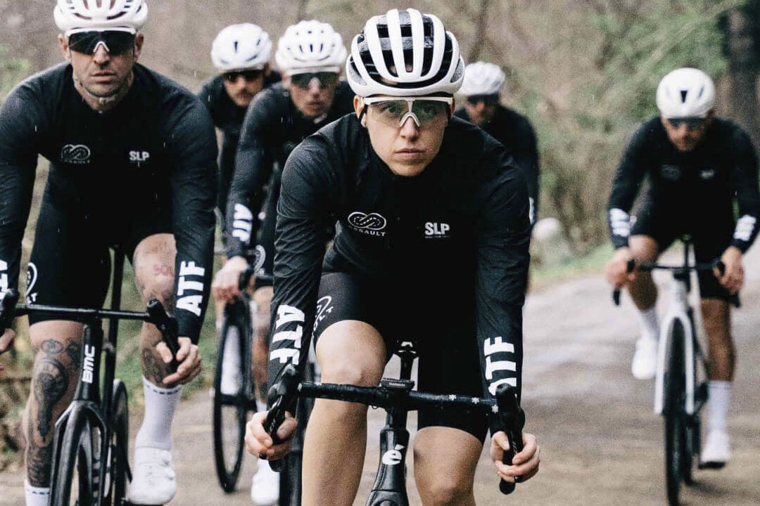 Grupo de ciclistas con ropa de invierno Slopline