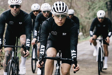 Grupo de ciclistas con ropa de invierno Slopline